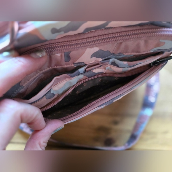 ✨Lug Roundabout XL Convertible Crossbody Bag 🎒🌹 Camo Rose NWT - Picture 7 of 16